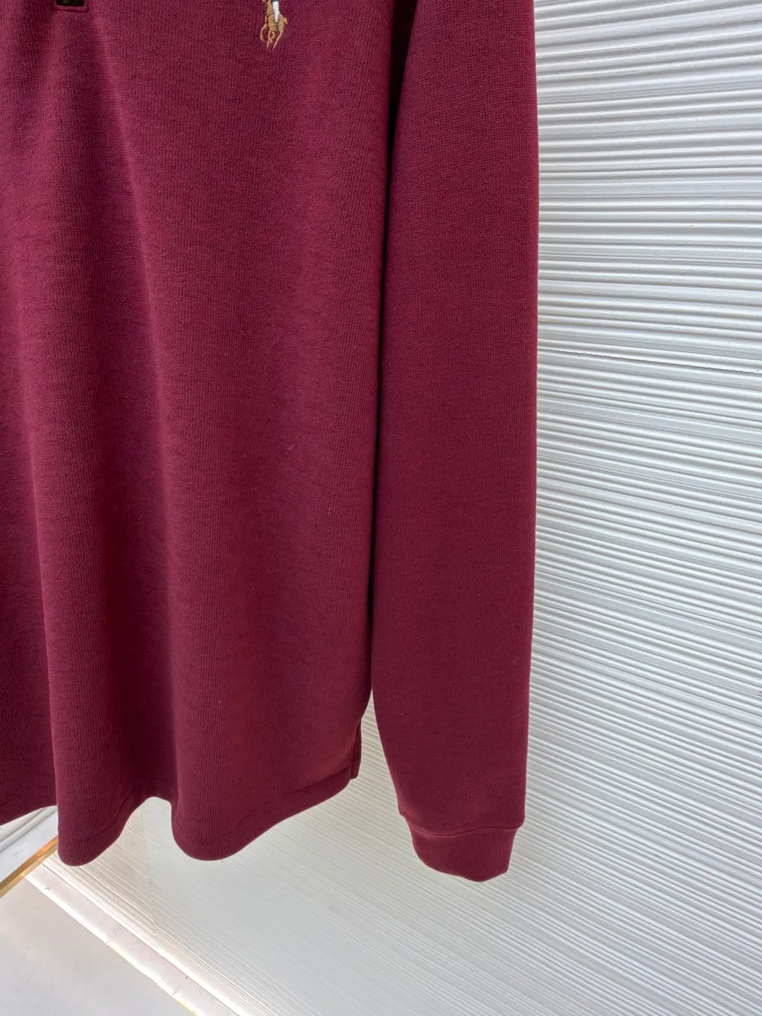 P370 Ralph Lauren gold embroidered half turtleneck sweatshirt ●Original version: Purchased and developed at 1690 ●Item number: 1682169-A55 ●Fabric: Yayun essence cotton velvet fabric ●Technology: embroidery production ●Color: burgundy ●Version: Fitted version ●Weight: about 520 grams ●Size: S-M-L-XL ●Description: Customized Yayun essence cotton velvet fabric, soft and silky, comfortable and close to the skin With a pure black tone as the base color, the plaid twill trim is on the neckline, carrying the elegance and retro of British style. The exquisite golden pony logo is embellished with it. It has its own focus and is highly recognizable. The simple and smooth lines outline the overall outline. The half-zipper design is sublimated, casual yet stylish. In the name of design, it creates a new fashionable realm of sweatshirts. Adopt imported machine embroidery technology, use advanced computer control systems and precision mechanical components to achieve pony mark embroidery operations with high precision. The lines are smooth and delicate, and the fabrics have been washed. It has a better hand feel and texture, is not easy to deform, is not easy to shrink, is not easy to fade, and maintains long-term beauty. The overall wiring is straight and delicate, the fabric is comfortable and soft, and the color is consistent without color difference. It can be matched with the same style to create a fashionable look and control various occasions. Customized accessories, complete with three standards, same style for men and women!